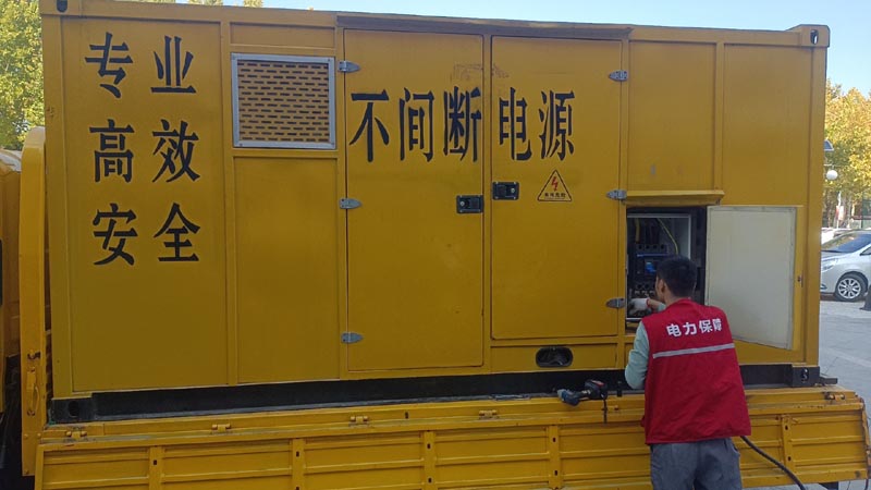 镜湖柴油发电机组和UPS电源配合使用时，如何避免切换过程中的电力中断？